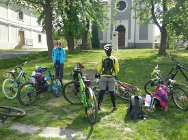 U kostela